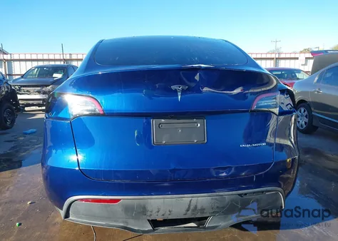 2024 Tesla Model Y Long Range Dual Motor All-Wheel Drive z USA, uszkodzony, nr VIN 7SAYGDEEXRA283953